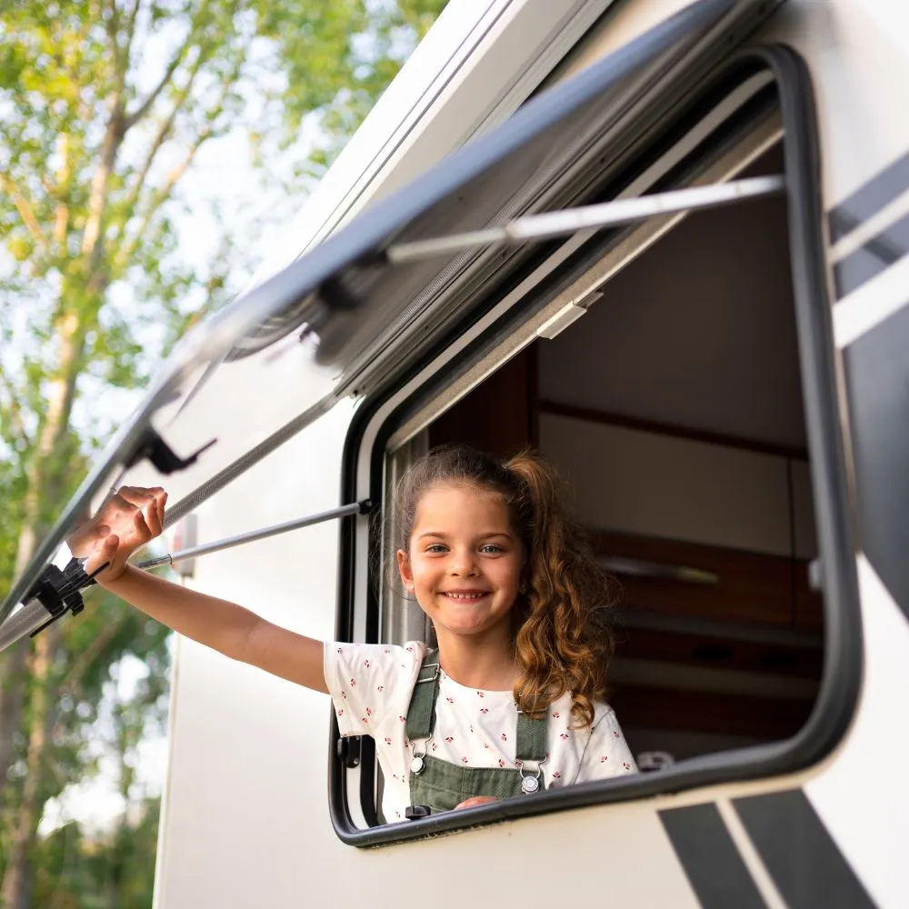 Fillette dans une caravane à Camping Vacances Bromont