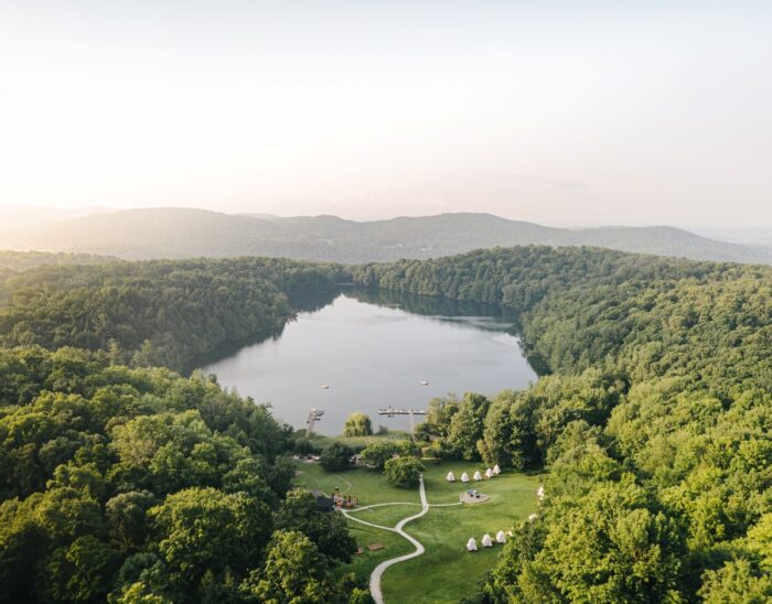 Vue sur le lac Gale et le spa BALNEA à Bromont