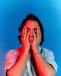 Gagnant de Star Académie 2021, William Cloutier foulera les planches du St. John ce samedi avec ses chansons pop aux influences country folk.