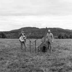 Les frêres Bachand, deux musiciens natifs de la région présentent leur spectacle Racines/Roots à l'Espace culturel St. John.