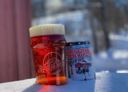 Durant la saison des sucres, essayez la bière rousse à l'érable à la microbrasserie Brouemont!