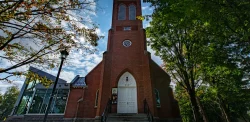 Découvrez les points d’intérêt de la riche histoire de Bromont à travers le circuit patrimonial qui vous fera voyager de 1792 à aujourd’hui.