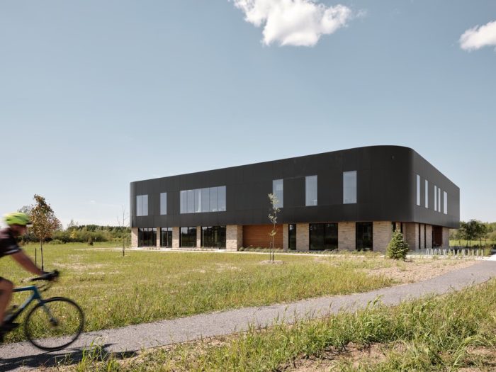 Cycliste près de l'Espace Konect à Bromont
