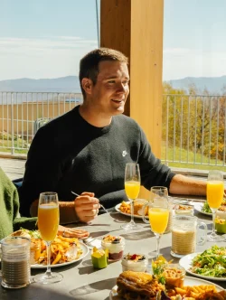 Pour une sortie qui sort de l'ordinaire, montez au sommet de la montagne en télécabine et dégustez un brunch tout en admirant la vue spectaculaire sur la région !